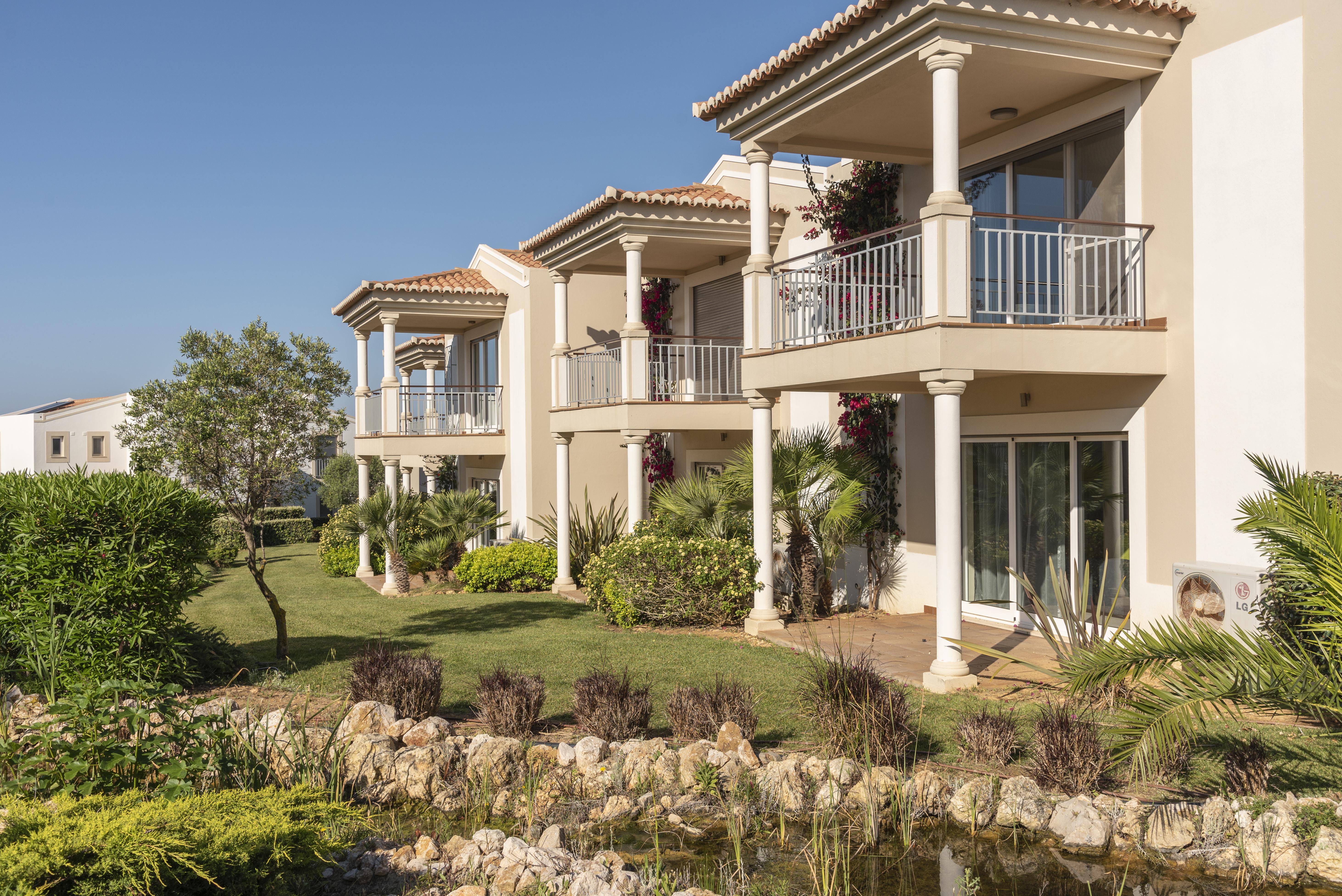 Vale Da Lapa Village Resort Карвоейру Екстер'єр фото A typical apartment block in Quinta do Lago