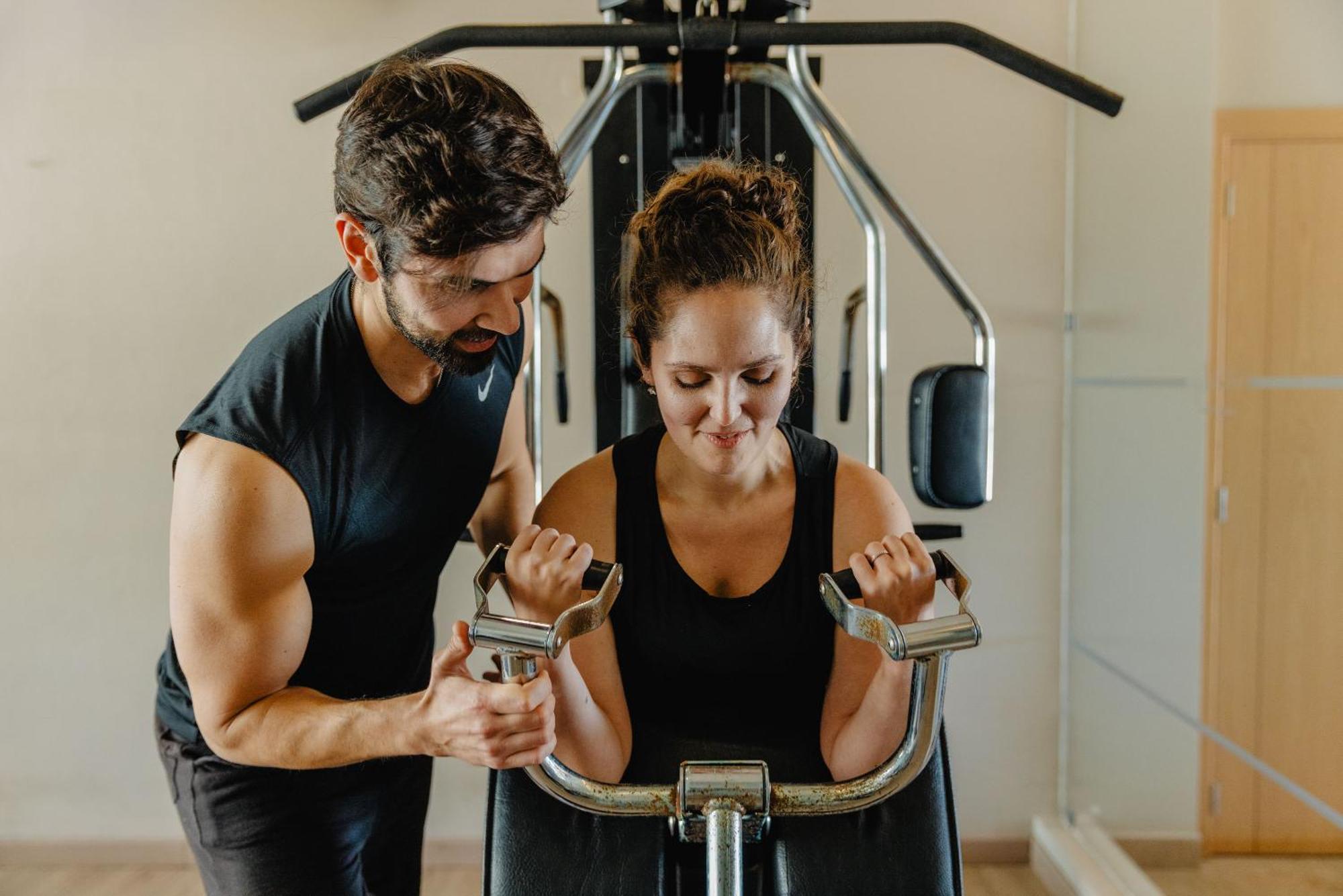 Vale Da Lapa Village Resort Карвоейру Екстер'єр фото Personal trainer assisting a woman on a machine