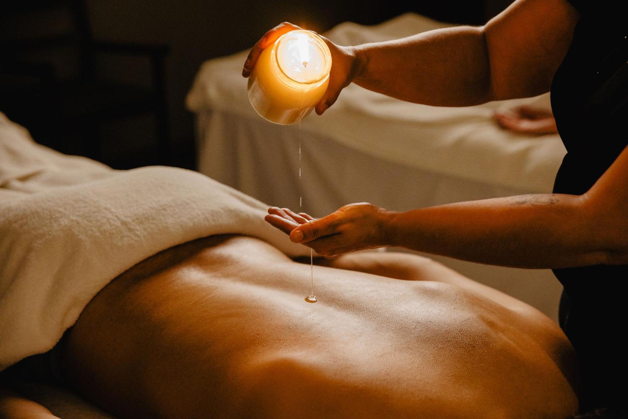 Vale Da Lapa Village Resort Карвоейру Екстер'єр фото A massage therapist pouring oil